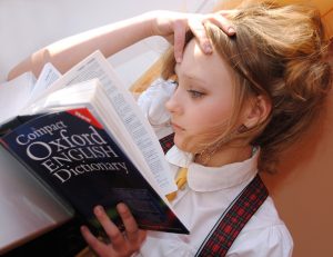 Junge Frau mit Dictionary